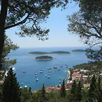 Апартаменты Captivating 15 Sleeps 4 Guests *