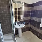Апартаменты Captivating 15 Sleeps 4 Guests *