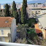 Апартаменты Captivating 15 Sleeps 4 Guests Сплит