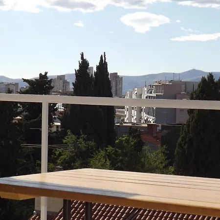 Captivating 15 Sleeps 4 Guests Apartament *
