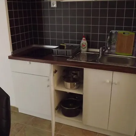 Captivating 15 Sleeps 4 Guests Apartament *