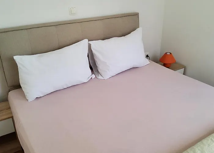 Captivating 15 Sleeps 4 Guests Split