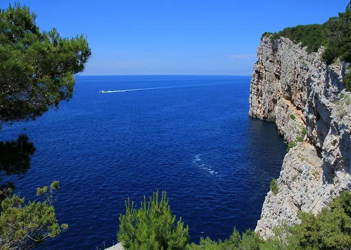 Captivating 15 Sleeps 4 Guests Split