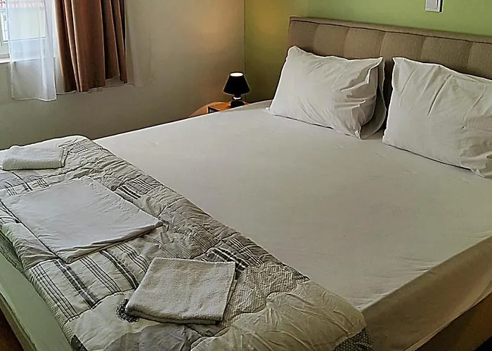 Captivating 15 Sleeps 4 Guests Apartman