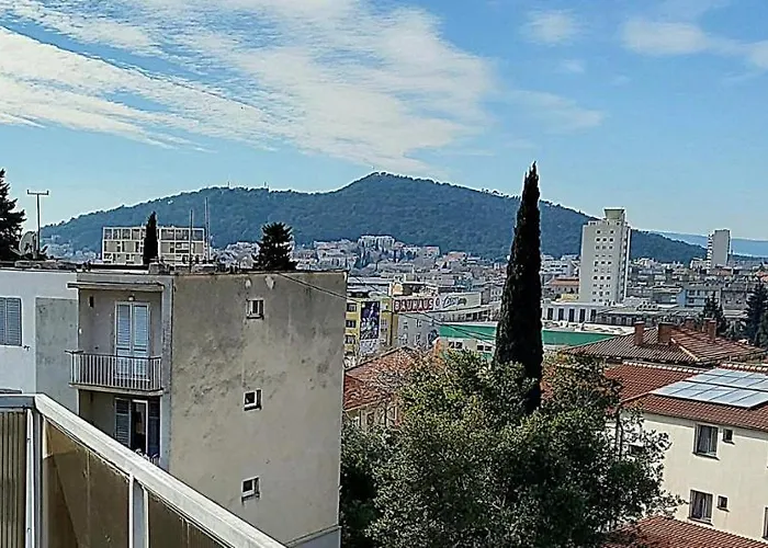 Captivating 15 Sleeps 4 Guests Apartman Split
