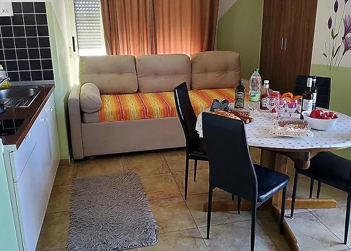 Captivating 15 Sleeps 4 Guests *