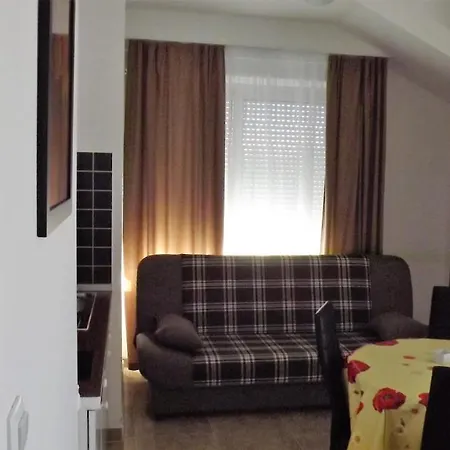 Captivating 15 Sleeps 4 Guests *