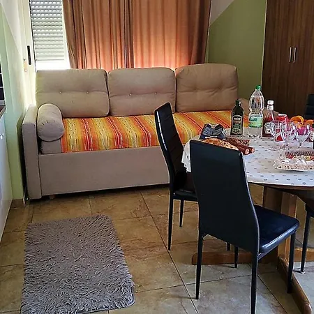 Captivating 15 Sleeps 4 Guests *