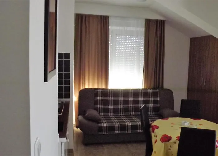 Captivating 15 Sleeps 4 Guests *